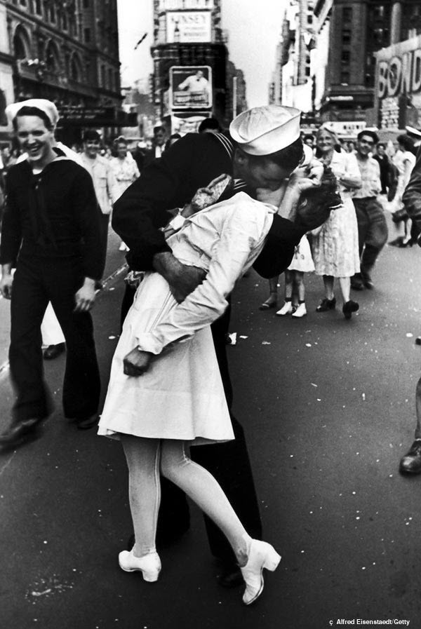The Iconic V-J Day In Times Square By Alfred Eisenstaedt