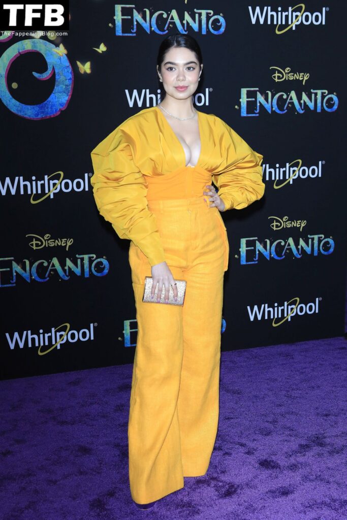 Auli'i Cravalho Body