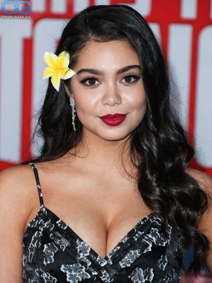 Auli'i Cravalho Tits