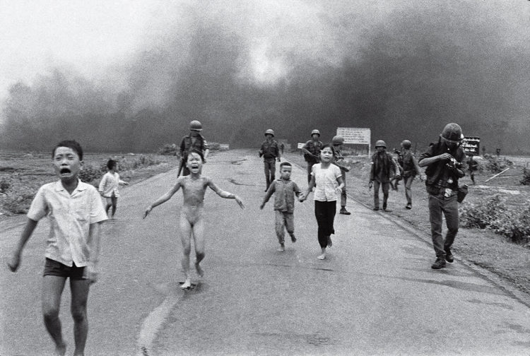 famous photographers Nick Ut 1972 vietnam napalm girl 750x504 1